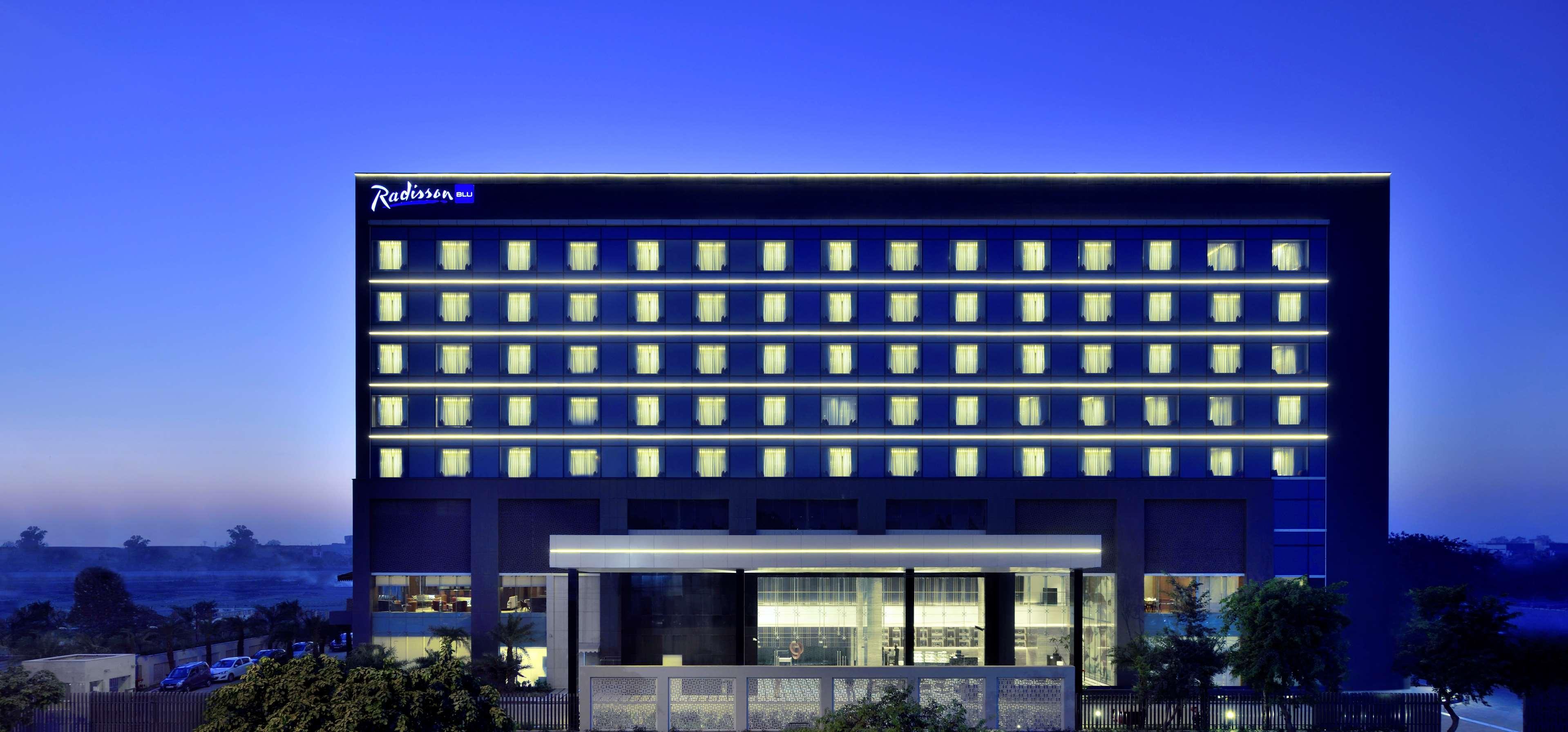 Hotel Radisson Blu Faridabad Exterior foto