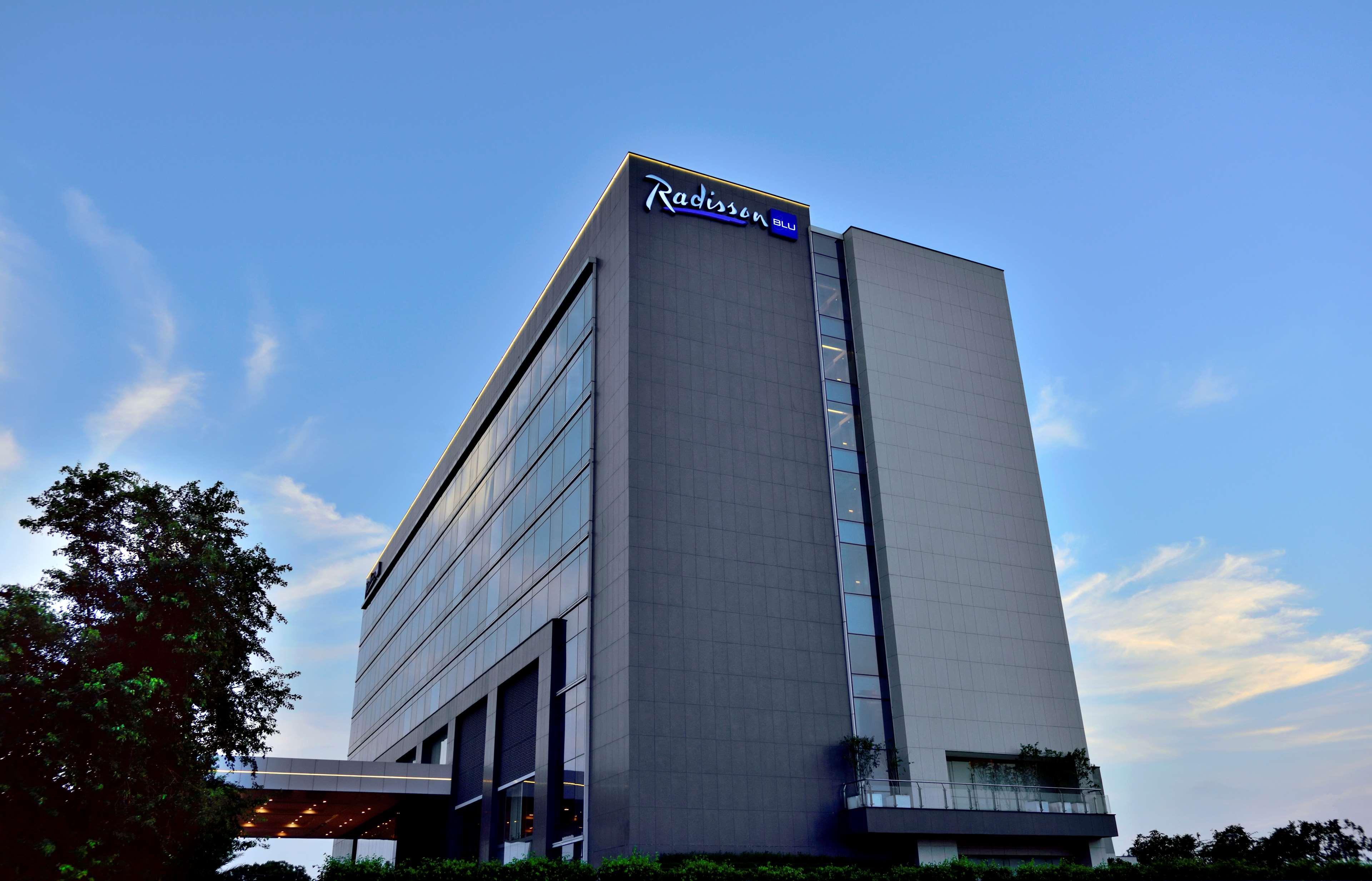 Hotel Radisson Blu Faridabad Exterior foto