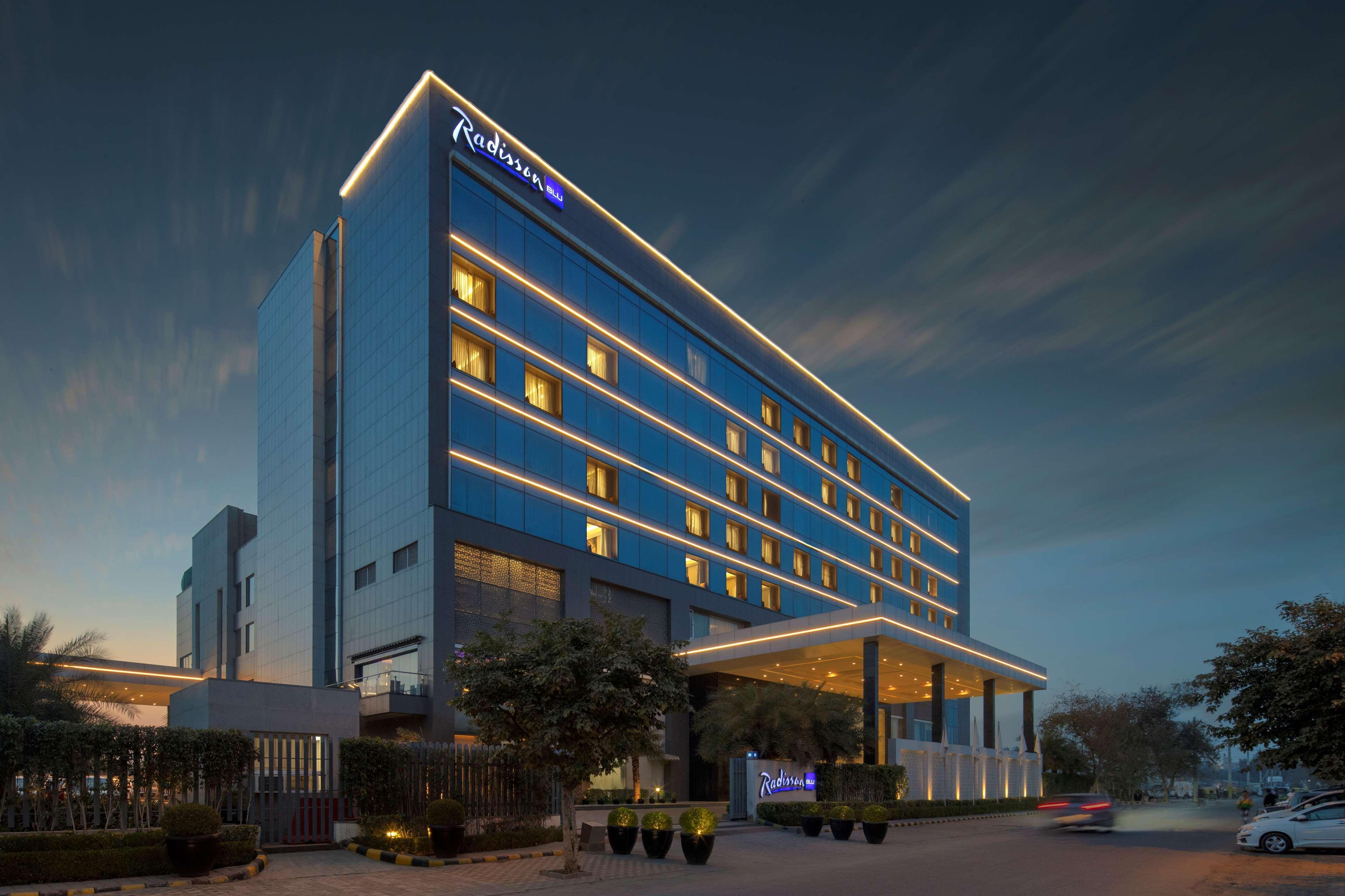 Hotel Radisson Blu Faridabad Exterior foto