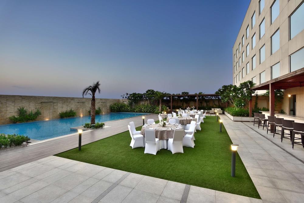 Hotel Radisson Blu Faridabad Exterior foto