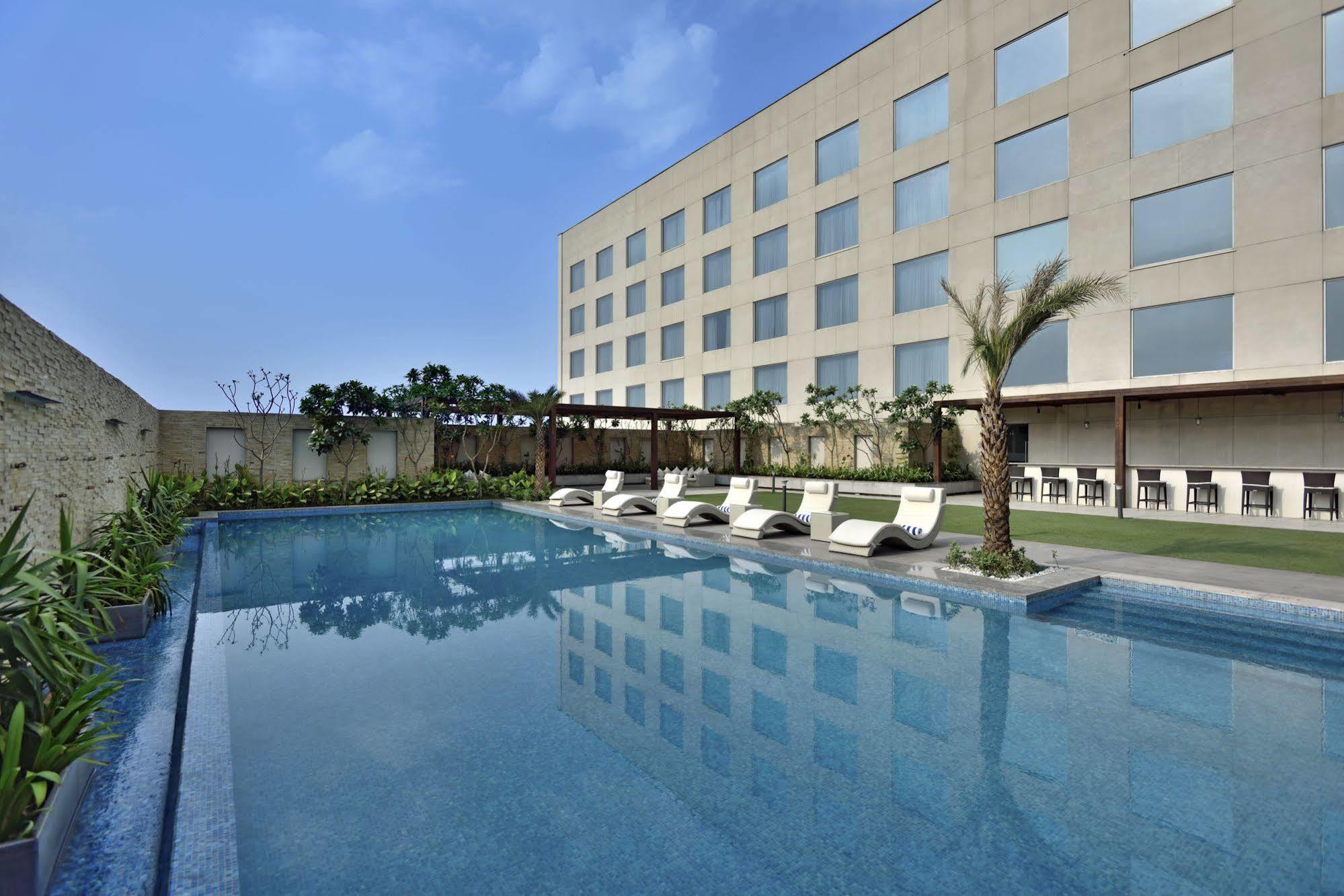 Hotel Radisson Blu Faridabad Exterior foto